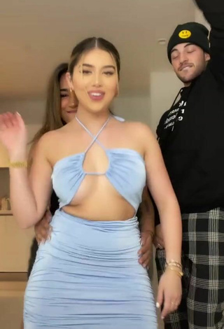 5. Hottie Amanda Díaz in Blue Dress while Twerking (Underboob)