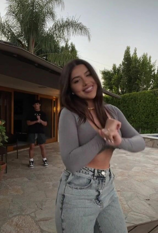 4. Luscious Amanda Díaz in Grey Crop Top