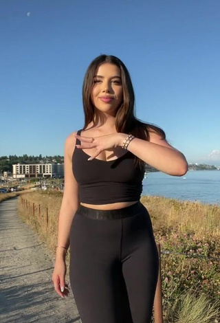 2. Beautiful Amanda Díaz Shows Cleavage in Sexy Black Crop Top