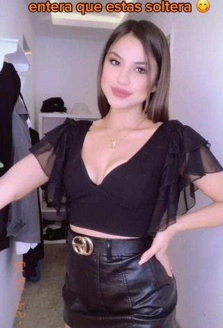 2. Hot Ana Morquecho Shows Cleavage in Black Crop Top