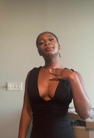 5. Fine Angel Ogbonna Shows Cleavage