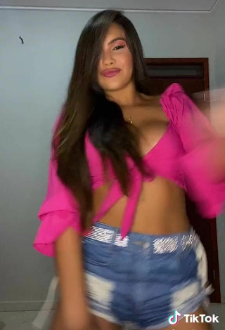 3. Sultry Ayarla Souza Shows Cleavage in Firefly Rose Crop Top while Twerking