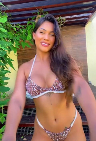 4. Luscious Ayarla Souza Shows Cleavage in Bikini