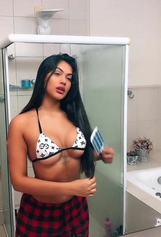 Amazing Ayarla Souza Shows Cleavage (Underboob)