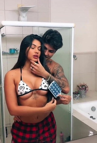 3. Amazing Ayarla Souza Shows Cleavage (Underboob)