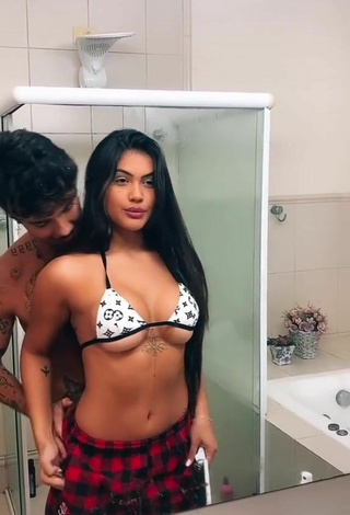 5. Amazing Ayarla Souza Shows Cleavage (Underboob)