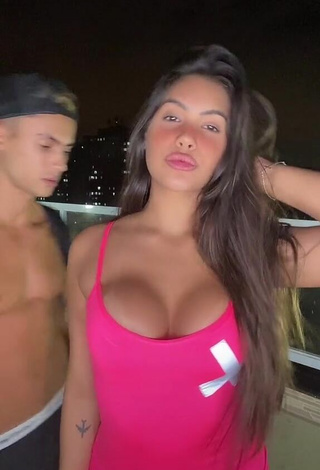 2. Ayarla Souza Shows her Seductive Cleavage