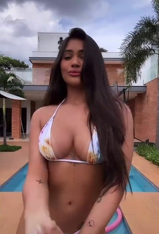 5. Beautiful Ayarla Souza Shows Cleavage in Sexy Bikini at the Swimming Pool