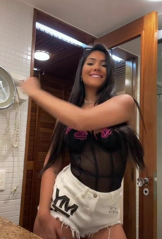 2. Sultry Ayarla Souza Shows Cleavage in Black Top while Twerking