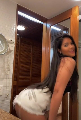 5. Sultry Ayarla Souza Shows Cleavage in Black Top while Twerking