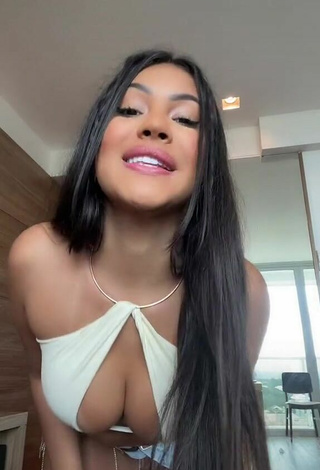 Breathtaking Ayarla Souza Shows Cleavage in White Crop Top