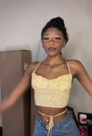 2. Sexy Benedte in Crop Top