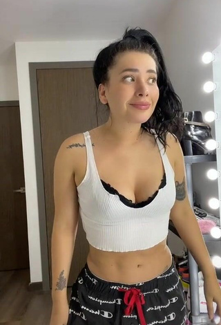 3. Beautiful Brenda Zambrano Shows Cleavage in Sexy White Crop Top