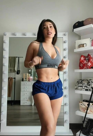 4. Cute Brenda Zambrano Shows Cleavage in Grey Sport Bra