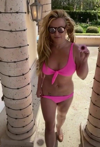 4. Sultry Britney Spears Shows Cleavage in Bikini