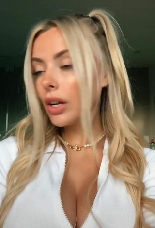 2. Sexy Corinna Kopf Shows Cleavage