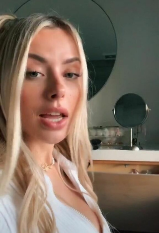 3. Sexy Corinna Kopf Shows Cleavage