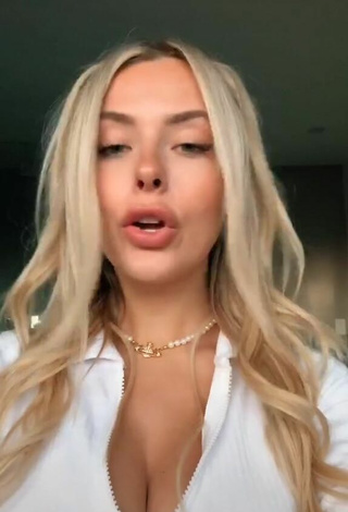 4. Sexy Corinna Kopf Shows Cleavage