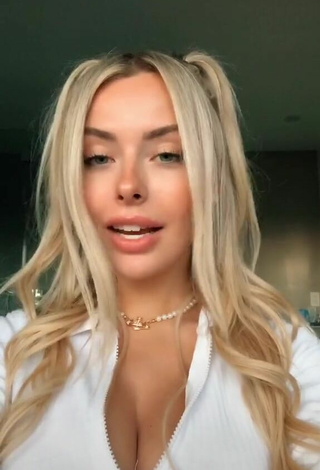 5. Sexy Corinna Kopf Shows Cleavage