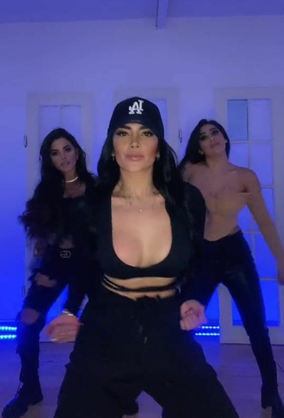 3. Sexy Dania Méndez Shows Cleavage in Crop Top