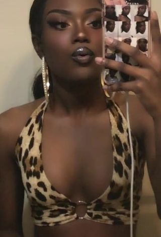 Sultry Dasilvadakid in Leopard Crop Top