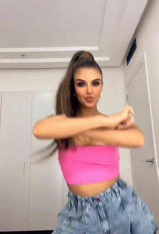 3. Hot Dayanara Peralta Shows Cleavage in Pink Crop Top